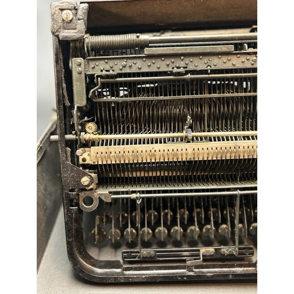 Antique Portable Underwood Manual Typewriter w/ Hard Carry Case
